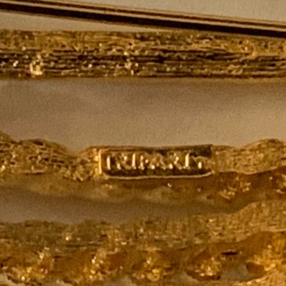 Trifari - Vintage abstract gold toned closed flower petal brooch. - Picture 4 of 4